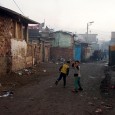 Dans le ghetto de Nadejda, au cœur de la Bulgarie, où quelque vingt mille Roms vivent confinés derrière un mur ...