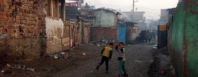 Dans le ghetto de Nadejda, au cœur de la Bulgarie, où quelque vingt mille Roms vivent confinés derrière un mur ...