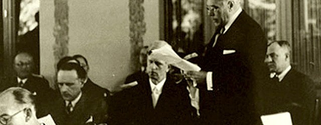 1938, les persécutions exercées par le régime nazi sur des centaines de milliers de citoyens allemands puis autrichiens, en majorité juifs, s'aggravent ...