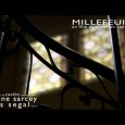 Un couple de personnes âgées rentre de sa promenade, un paquet de gâteaux à la main ...