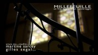 Millefeuille Un couple de personnes âgées rentre de sa promenade, un paquet de gâteaux à la main ...