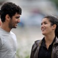 Samra, aide soignante à l’hôpital, vit avec sa mère à Aubervilliers dans un vieil immeuble du Landy, quartier du Stade de France en pleine rénovation.