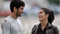 Samra, aide soignante à l’hôpital, vit avec sa mère à Aubervilliers dans un vieil immeuble du Landy, quartier du Stade de France en pleine rénovation.
